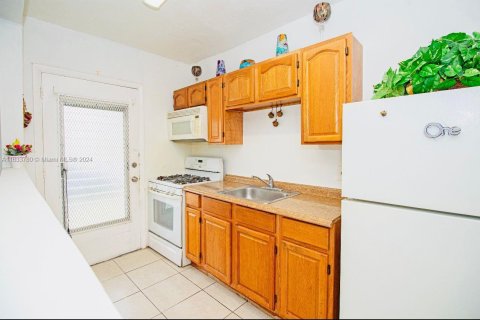 Condo in Miami Gardens, Florida, 1 bedroom  № 1309505 - photo 9