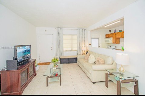 Condo in Miami Gardens, Florida, 1 bedroom  № 1309505 - photo 4