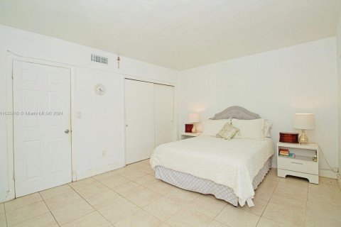 Condo in Miami Gardens, Florida, 1 bedroom  № 1309505 - photo 13