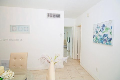 Condo in Miami Gardens, Florida, 1 bedroom  № 1309505 - photo 12