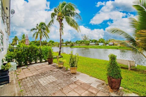 Condo in Miami Gardens, Florida, 1 bedroom  № 1309505 - photo 25