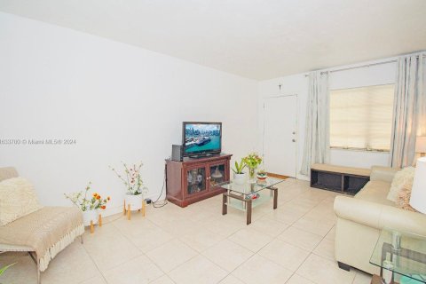 Condo in Miami Gardens, Florida, 1 bedroom  № 1309505 - photo 5