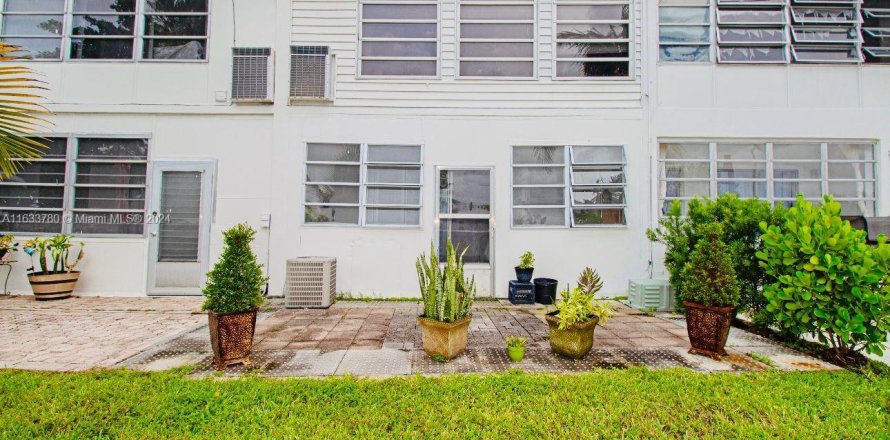 Condo in Miami Gardens, Florida, 1 bedroom  № 1309505