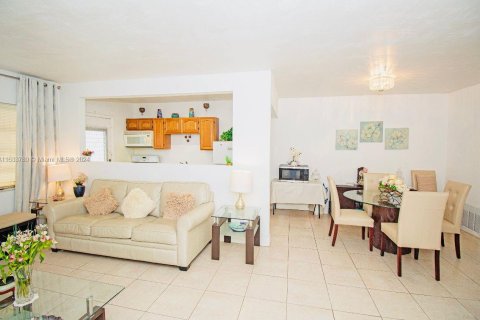 Condo in Miami Gardens, Florida, 1 bedroom  № 1309505 - photo 7