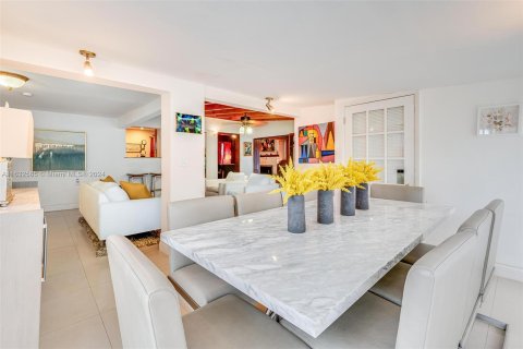 Casa en venta en Miami, Florida, 4 dormitorios, 224.64 m2 № 1309504 - foto 2