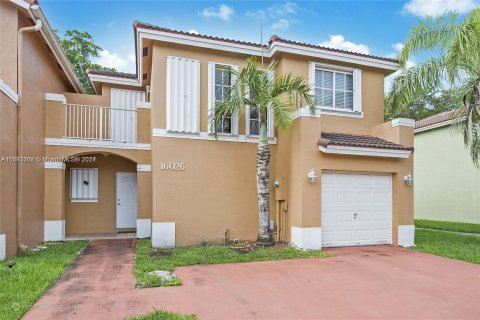 Townhouse in Miami, Florida 4 bedrooms, 166.3 sq.m. № 1309478 - photo 1