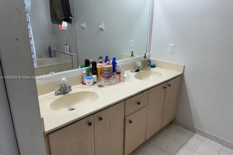 Adosado en venta en Miami, Florida, 4 dormitorios, 166.3 m2 № 1309478 - foto 13