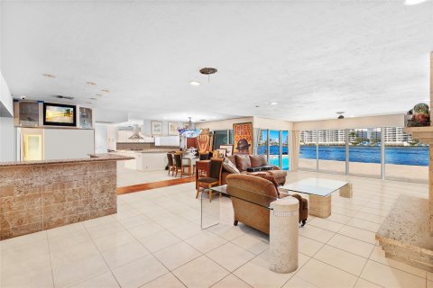 Villa ou maison à vendre à Fort Lauderdale, Floride: 4 chambres, 378.86 m2 № 1018241 - photo 12