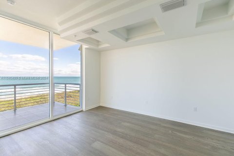 Condo in Hutchinson Island South, Florida, 2 bedrooms  № 1033414 - photo 22