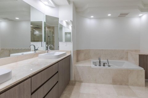 Condo in Hutchinson Island South, Florida, 2 bedrooms  № 1033414 - photo 27