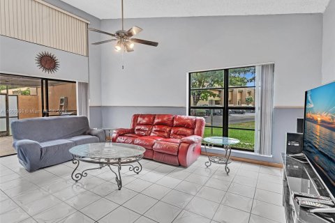 Townhouse in Pembroke Pines, Florida 2 bedrooms, 100.33 sq.m. № 1227163 - photo 24