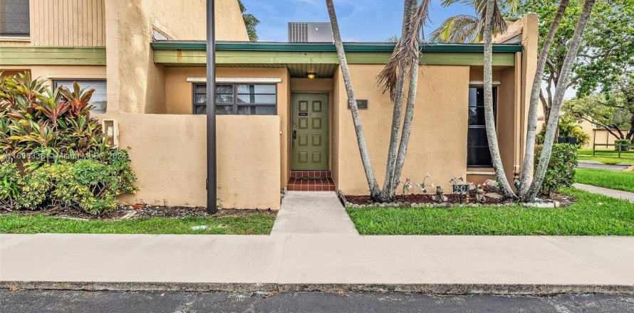 Townhouse in Pembroke Pines, Florida 2 bedrooms, 100.33 sq.m. № 1227163