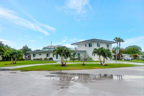 House in Lighthouse Point, Florida 4 bedrooms, 206.61 sq.m. № 1228495 - photo 29