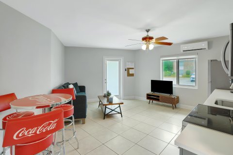 House in Lighthouse Point, Florida 4 bedrooms, 206.61 sq.m. № 1228495 - photo 13