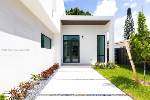 House in Miami, Florida 4 bedrooms, 254.74 sq.m. № 1242238 - photo 3