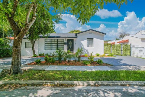 Villa ou maison à vendre à Miami, Floride: 4 chambres, 157.56 m2 № 1358928 - photo 1