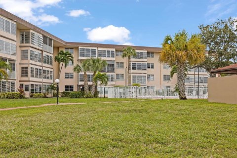 Condo in Lauderdale Lakes, Florida, 1 bedroom  № 1029712 - photo 5