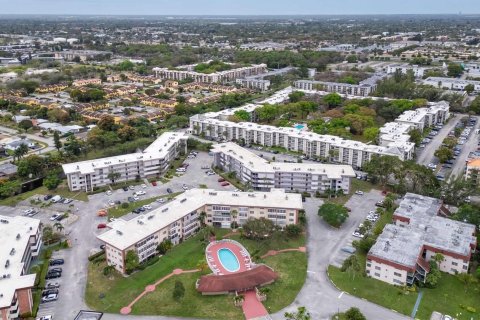 Condo in Lauderdale Lakes, Florida, 1 bedroom  № 1029712 - photo 17