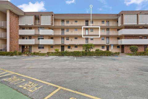 Condo in Lauderdale Lakes, Florida, 1 bedroom  № 1029712 - photo 11