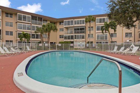 Condo in Lauderdale Lakes, Florida, 1 bedroom  № 1029712 - photo 7