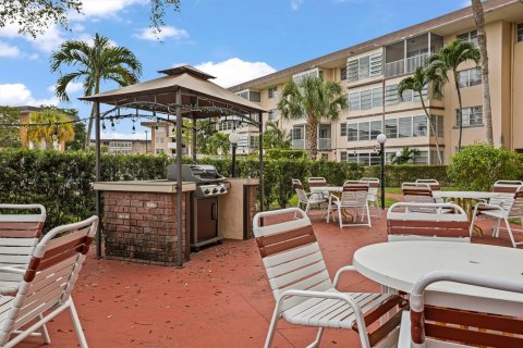 Condo in Lauderdale Lakes, Florida, 1 bedroom  № 1029712 - photo 4