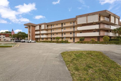 Condo in Lauderdale Lakes, Florida, 1 bedroom  № 1029712 - photo 12