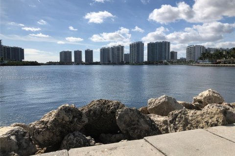 Condo in Aventura, Florida, 2 bedrooms  № 1332779 - photo 19