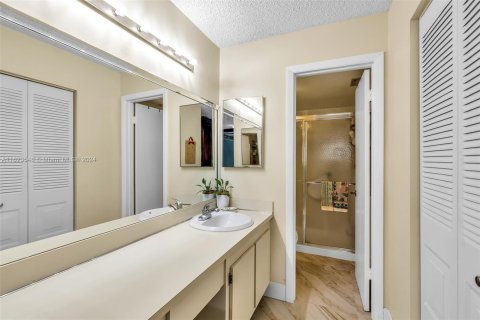 Condo in Sunrise, Florida, 2 bedrooms  № 1272127 - photo 17