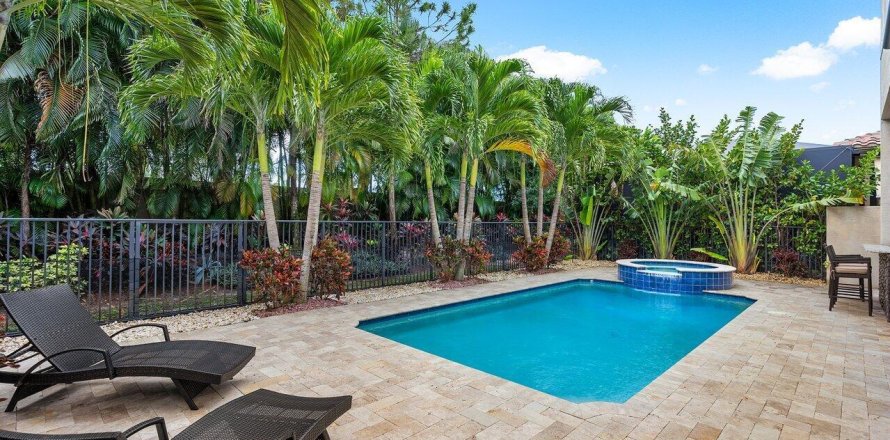 House in Delray Beach, Florida 5 bedrooms, 481.98 sq.m. № 1031739
