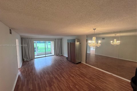 Copropriété à vendre à Pembroke Pines, Floride: 2 chambres, 110.74 m2 № 1021887 - photo 2