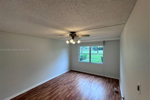 Copropriété à vendre à Pembroke Pines, Floride: 2 chambres, 110.74 m2 № 1021887 - photo 1