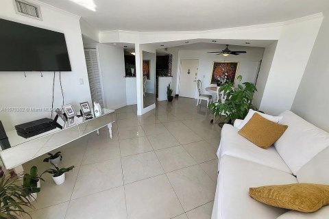 Condo in Miami Beach, Florida, 1 bedroom  № 1405938 - photo 1