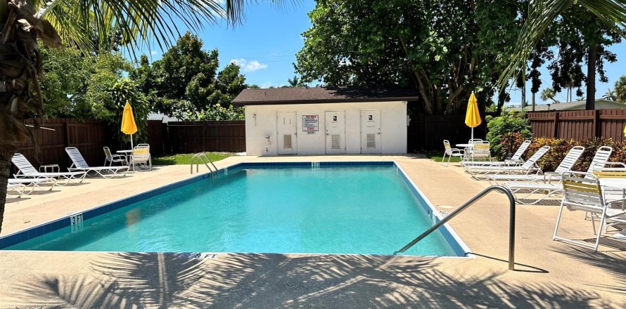 Townhouse in West Palm Beach, Florida 2 bedrooms, 110.74 sq.m. № 1222812