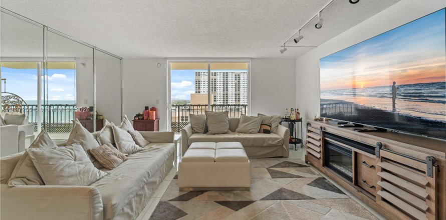 Condominio en Hollywood, Florida, 2 dormitorios  № 1309437