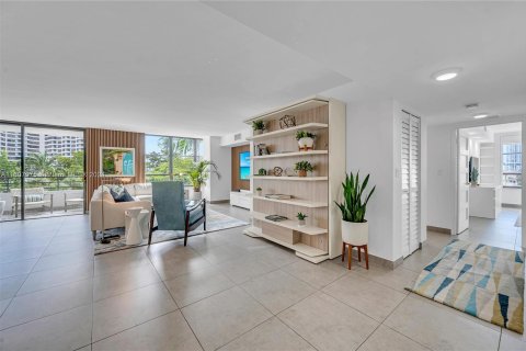 Condominio en venta en Hallandale Beach, Florida, 3 dormitorios, 165.37 m2 № 1234658 - foto 5