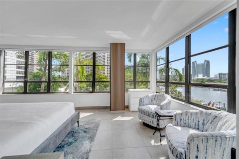 Condominio en venta en Hallandale Beach, Florida, 3 dormitorios, 165.37 m2 № 1234658 - foto 9