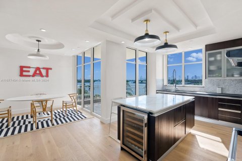 Condo in Miami Beach, Florida, 4 bedrooms  № 1405918 - photo 11