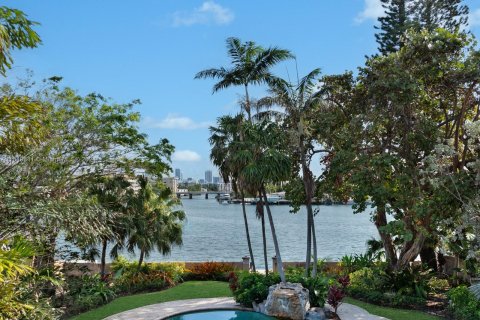 Villa ou maison à vendre à Surfside, Floride: 4 chambres, 422.8 m2 № 1067600 - photo 2