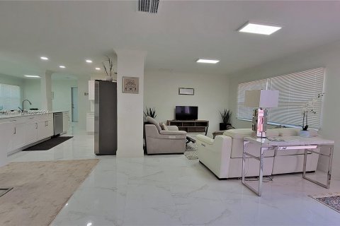 Condo in Hallandale Beach, Florida, 3 bedrooms  № 1269434 - photo 15