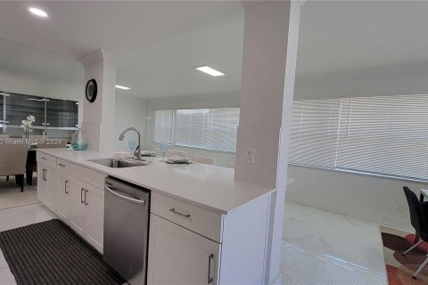 Condo in Hallandale Beach, Florida, 3 bedrooms  № 1269434 - photo 16