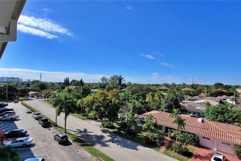 Copropriété à vendre à Hallandale Beach, Floride: 3 chambres, 157.93 m2 № 1269434 - photo 27