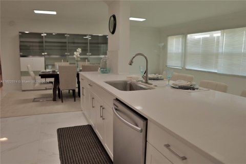 Condo in Hallandale Beach, Florida, 3 bedrooms  № 1269434 - photo 18