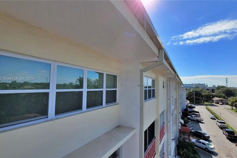 Condo in Hallandale Beach, Florida, 3 bedrooms  № 1269434 - photo 30