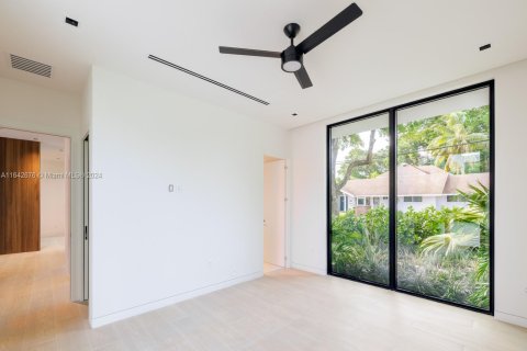 Casa en venta en Miami, Florida, 5 dormitorios, 394.09 m2 № 1321505 - foto 13