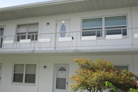 Condo in Saint Petersburg, Florida, 1 bedroom  № 1247188 - photo 1