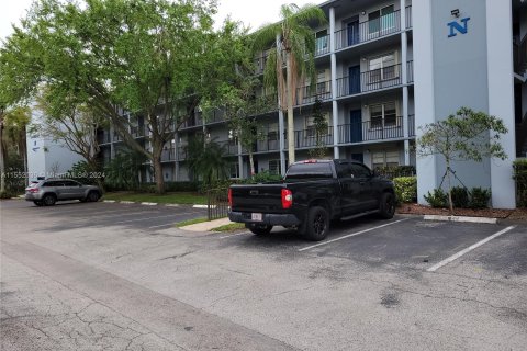 Condo in Pembroke Pines, Florida, 2 bedrooms  № 1071879 - photo 1