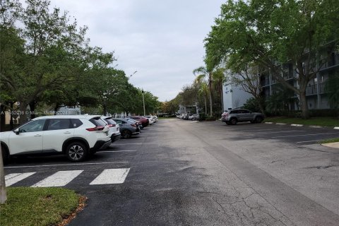 Condo in Pembroke Pines, Florida, 2 bedrooms  № 1071879 - photo 2