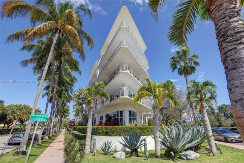 Condo in Miami Beach, Florida, 2 bedrooms  № 1035349 - photo 1