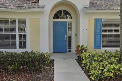 House in Tamarac, Florida 3 bedrooms, 126.44 sq.m. № 1035350 - photo 2