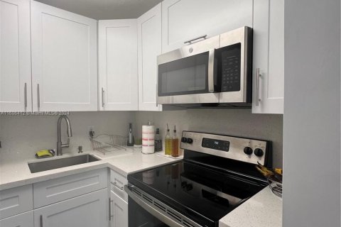 Condo in Miami, Florida, 1 bedroom  № 1227249 - photo 16